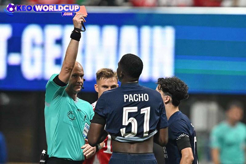 Pacho và Lucas Hernandez nhận thẻ đỏ trước Bayern Munich